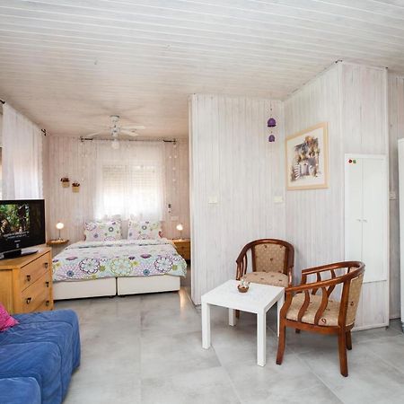 Leyad Hashmura Lodging Yesud HaMa'ala Exterior foto