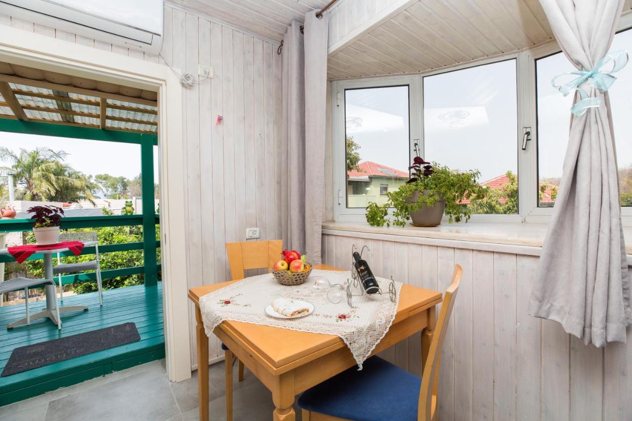 Leyad Hashmura Lodging Yesud HaMa'ala Exterior foto