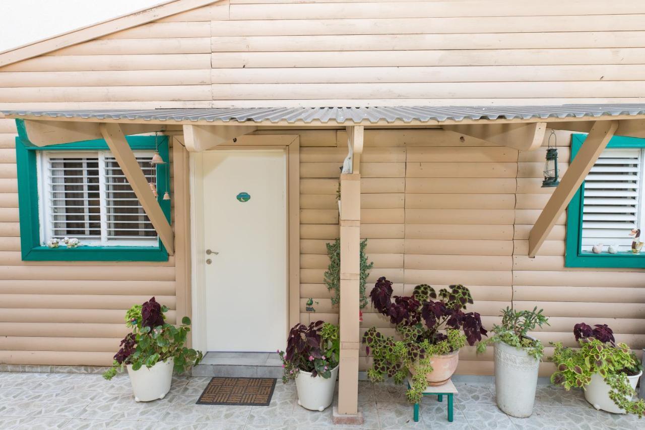 Leyad Hashmura Lodging Yesud HaMa'ala Exterior foto