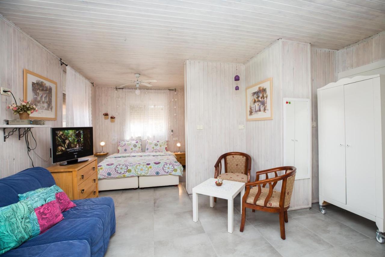 Leyad Hashmura Lodging Yesud HaMa'ala Exterior foto