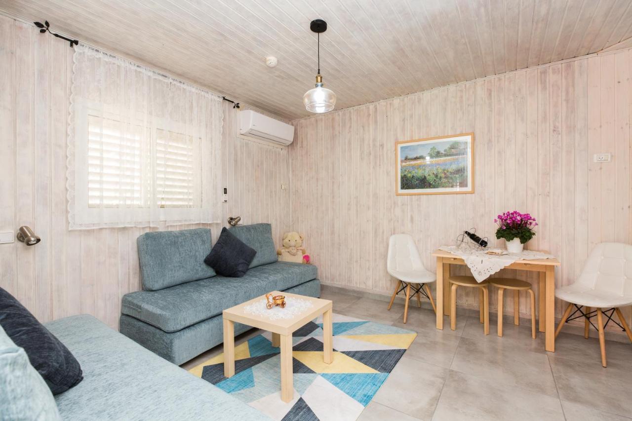 Leyad Hashmura Lodging Yesud HaMa'ala Exterior foto