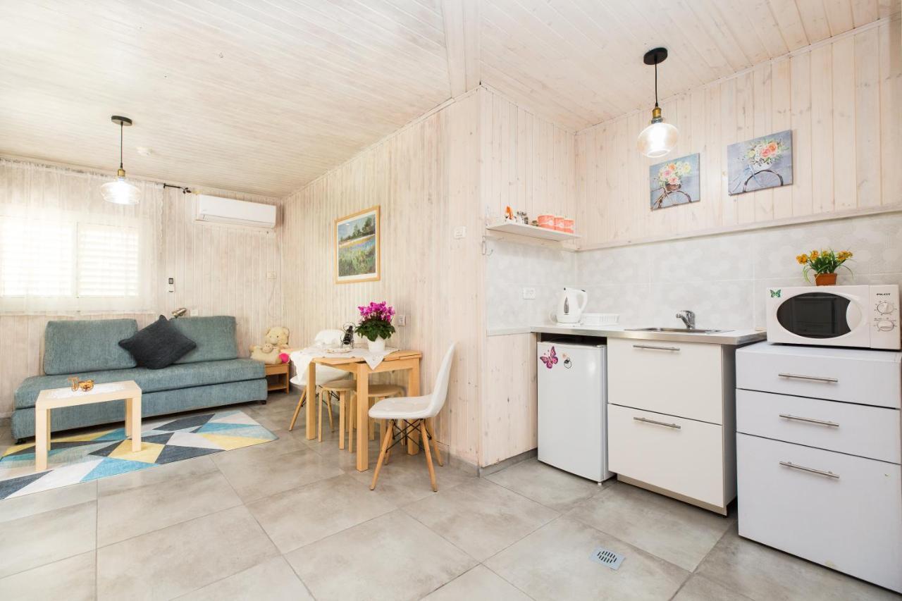 Leyad Hashmura Lodging Yesud HaMa'ala Exterior foto