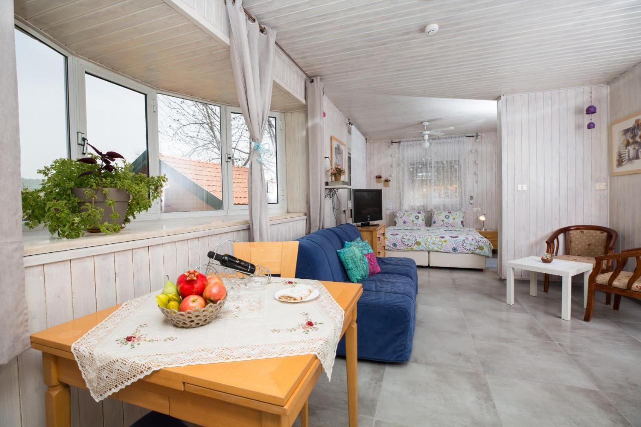 Leyad Hashmura Lodging Yesud HaMa'ala Exterior foto