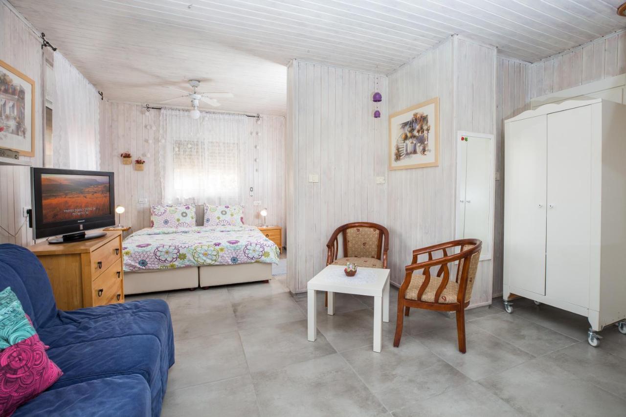Leyad Hashmura Lodging Yesud HaMa'ala Exterior foto