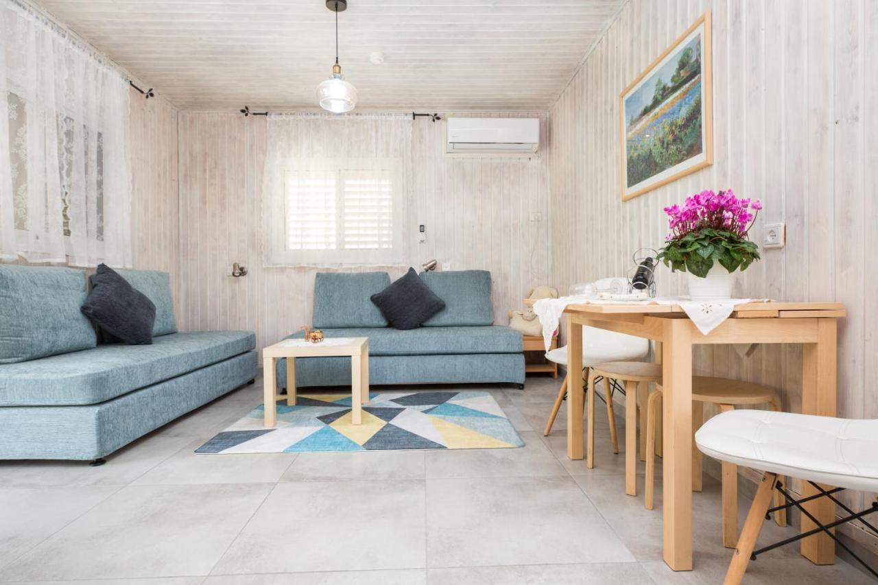 Leyad Hashmura Lodging Yesud HaMa'ala Exterior foto