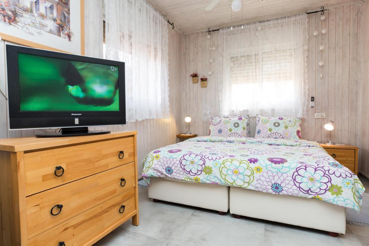 Leyad Hashmura Lodging Yesud HaMa'ala Exterior foto