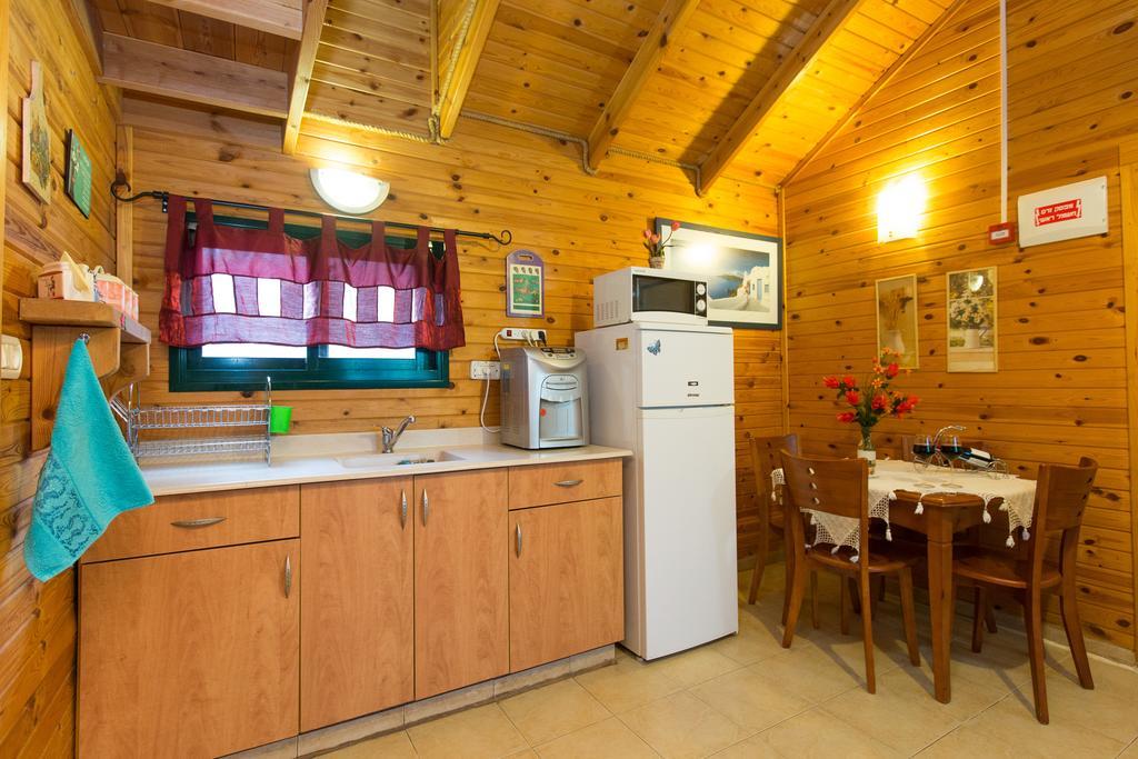 Leyad Hashmura Lodging Yesud HaMa'ala Exterior foto