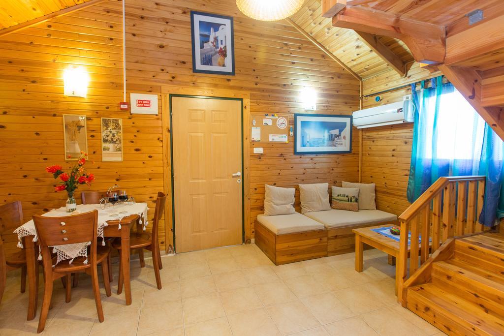 Leyad Hashmura Lodging Yesud HaMa'ala Exterior foto