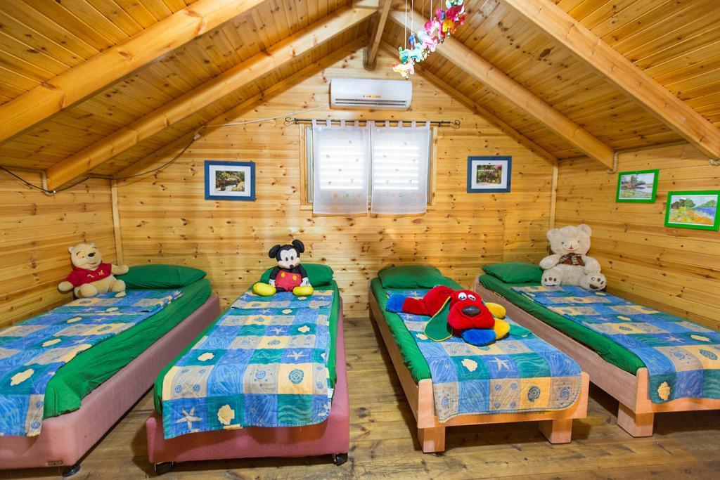 Leyad Hashmura Lodging Yesud HaMa'ala Exterior foto
