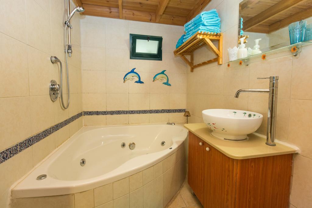Leyad Hashmura Lodging Yesud HaMa'ala Exterior foto