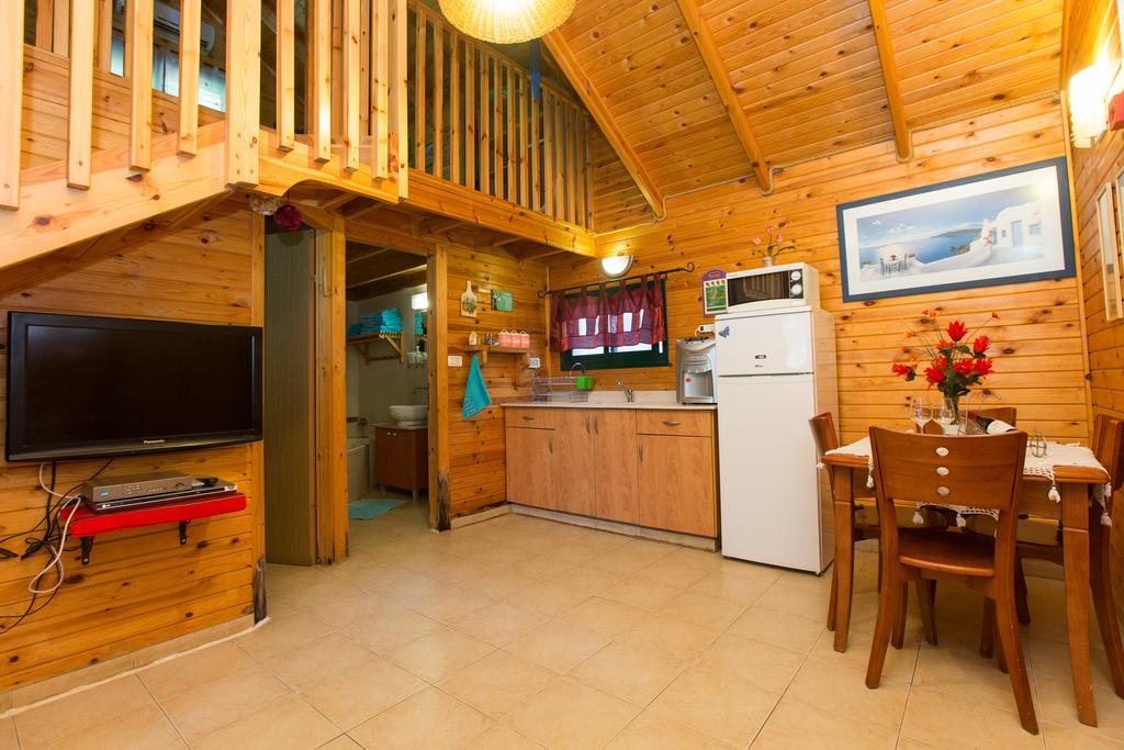 Leyad Hashmura Lodging Yesud HaMa'ala Exterior foto