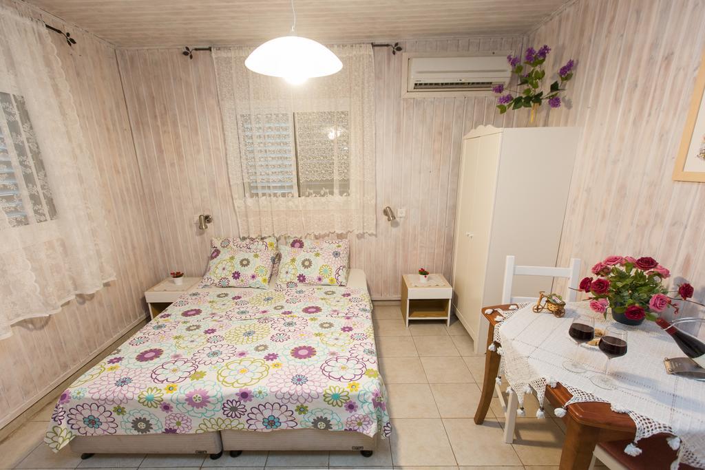 Leyad Hashmura Lodging Yesud HaMa'ala Exterior foto