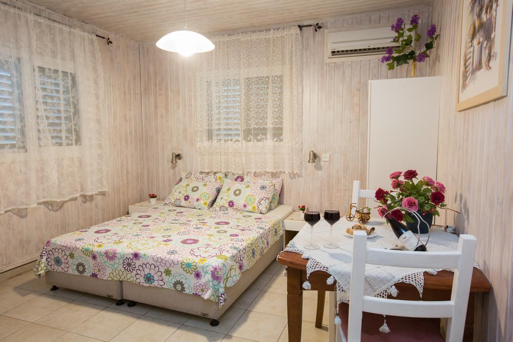 Leyad Hashmura Lodging Yesud HaMa'ala Exterior foto