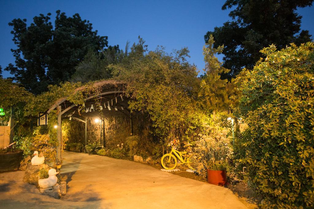 Leyad Hashmura Lodging Yesud HaMa'ala Exterior foto
