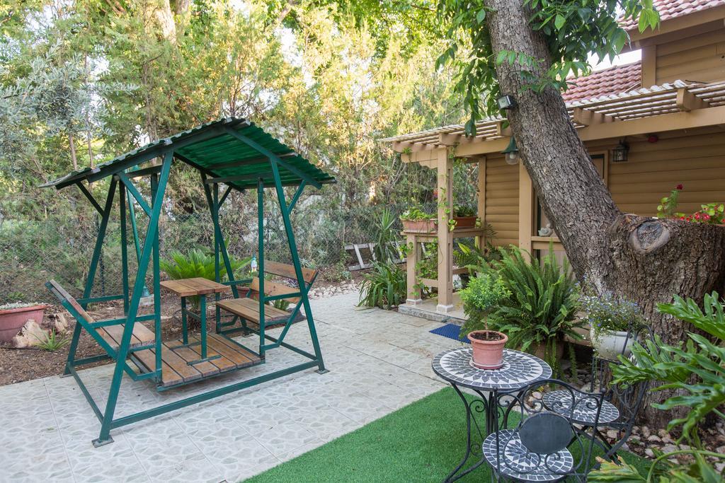 Leyad Hashmura Lodging Yesud HaMa'ala Exterior foto