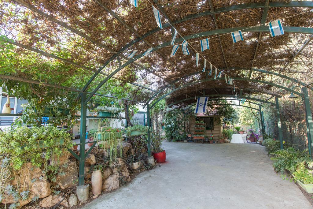 Leyad Hashmura Lodging Yesud HaMa'ala Exterior foto